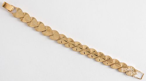 14K gold heart link bracelet, 7 1/4" l., 12.6 dwt.