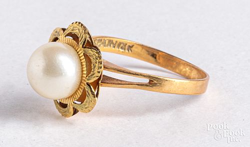 18K gold and pearl ring, 2.3 dwt.