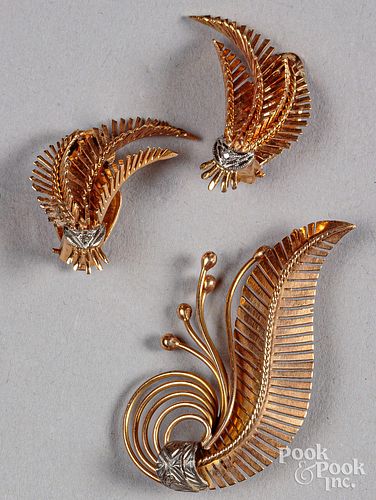 18K gold brooch and matching earrings, 8.3 dwt.