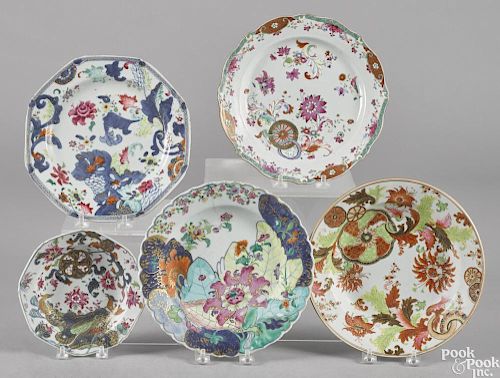 Five Chinese export porcelain pseudo tobacco leaf plates and shallow bowls, 19th c.