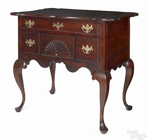 Connecticut River Valley Queen Anne cherry dressing table, the scalloped top overhanging a case