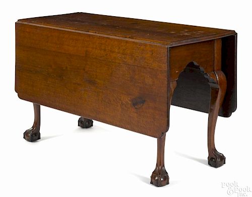 Pennsylvania Chippendale walnut drop leaf dining table, ca. 1770, with notched corners