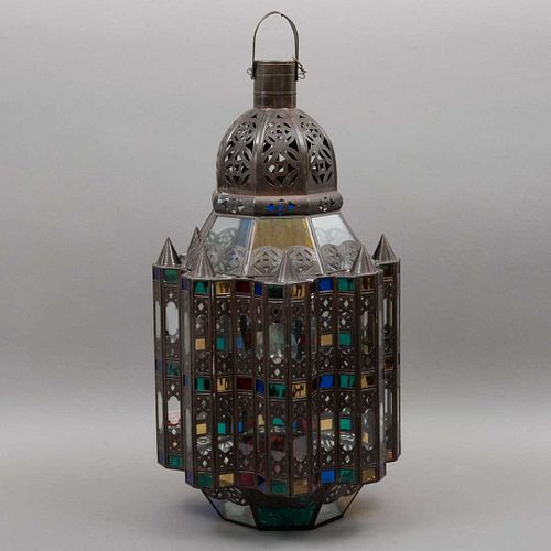 LAMPARA DE TECHO. SXX. Tipo MARROQUÍ. Elaborada en metal y vidrio de colores. Decoraciones caladas, diseños geométricos. 1 luz