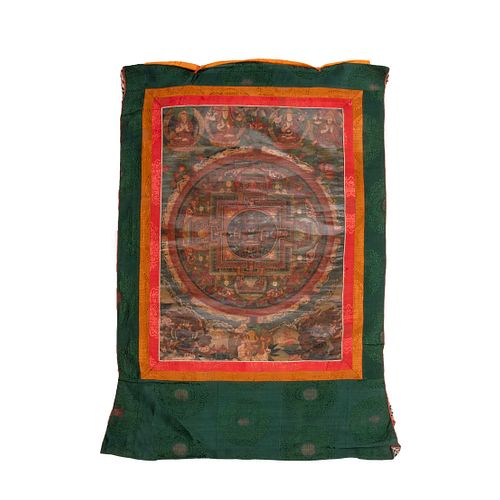 THANGKA. SXX. Con inscripción al anverso. Temple sobre tela sobre bordado en textil. Cenefa en color verde, naranja y rojo.
