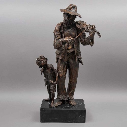 GUILLERMO CASTAÑO (Ciudad de México, 1938- ). Personaje con violín.  Elaborado en bronce, #5. Con base de mármol negro. Firmada