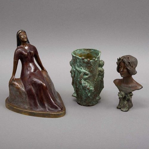LOTE DE ARTÍCULOS DECORATIVOS . SXX. Elaboradas en bronce y antimonio.  Consta de vaso, escultura femenina y busto femenino .