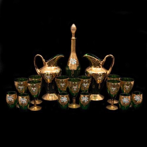 SERVICIO PARA LICOR. ITALIA, SXX. Elaborado en cristal de Murano, color verde. Decorado con elementos florales y detalles al oro. 18 pz
