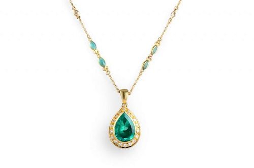 A Gold Emerald Pendant Necklace