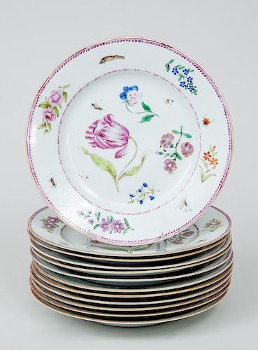 Set of Twelve Chinese Export Porcelain Dinner Plates