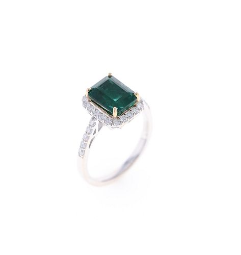 Elegant Emerald VS2 Diamond & 18k White Gold Ring