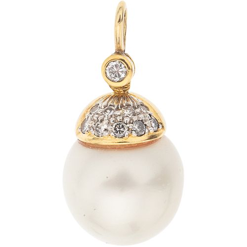 PENDIENTE CON PERLA CALABAZO CULTIVADA Y DIAMANTES EN ORO AMARILLO DE 14K Y 18K. Una perla calabazo blanca y diamantes corte brillante