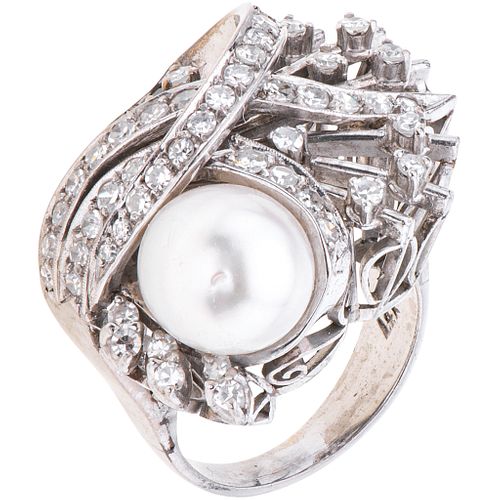 ANILLO CON PERLA CULTIVADA Y DIAMANTES EN ORO BLANCO DE 10K. Una perla blanca y diamantes corte 8x8 ~0.50 ct. Peso: 12.1 g. Talla: 5 ½