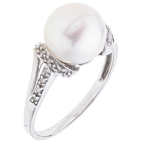 ANILLO CON PERLA CULTIVADA Y DIAMANTES EN ORO BLANCO DE 14K. Una perla color blanco y diamantes corte 8x8 ~0.10 ct. Talla: 9 ¾