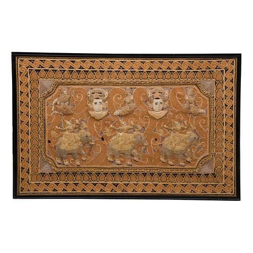 KALAGA. SXX. Bordado con decoraciones en relieve. Enmarcado. Ligeros detalles de conservación.  80 x 127 cm
