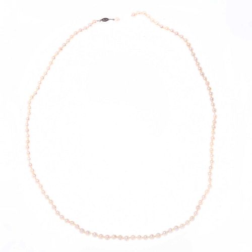Collar con 108 perlas cultivadas color crema de 8 mm. Peso: 85.7 g. 1 hilo roto.