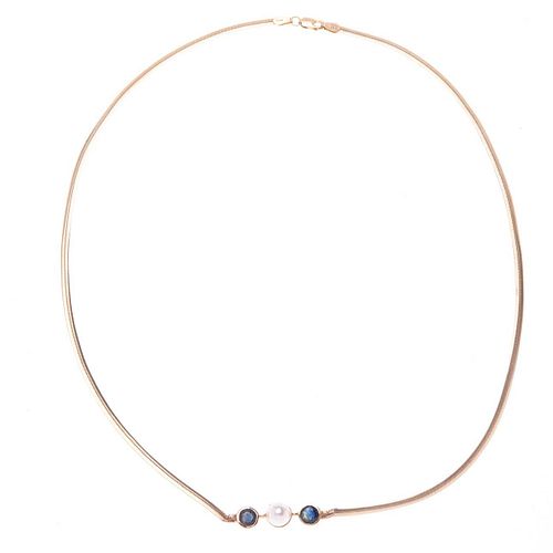 Collar con perla y zafiros en oro amarillo 14k. 2 zafiros corte redondo de ~ 0.66 ct. 1 perla cultivada color crema de 6 mm. D...