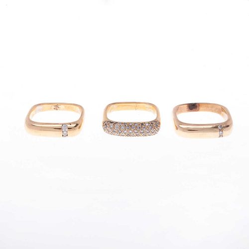 Tres anillos con diamantes en oro amarillo 14k. 52 diamantes corte 8 x 8. Talla: 6. Peso: 17.2 g.