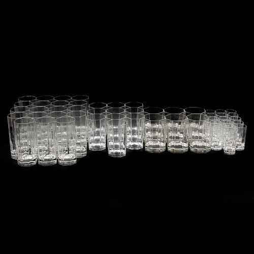 JUEGO DE VASOS.SXX. Elaborados en vidrio transparente .Diseño octagonal. Consta de: 19 vasos altos, 10 medianos, 9 cortos,  16l licor