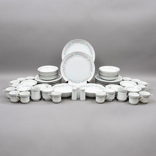 SERVICIO DE VAJILLA. JAPÓN, SXX. De la marca BRISTOL, modelo HELENE. Elaborada en porcelana blanca. 99 piezas