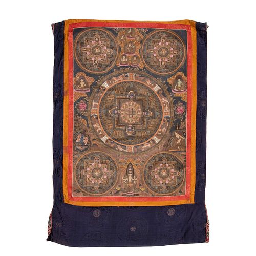 THANGKA. SXX. Temple sobre tela sobre bordado en textil. Cenefa en color azul, ocre y rojo. Decorado con medallones, deidades tibetanas