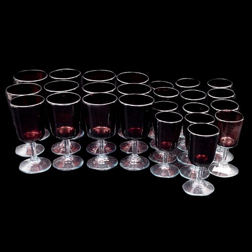 JUEGO DE COPAS. SXX. Elaboradas en vidrio soplado, color uva. En dos tamaños diferentes. Consta de: 12 copas vino tinto, 13 vino blanco