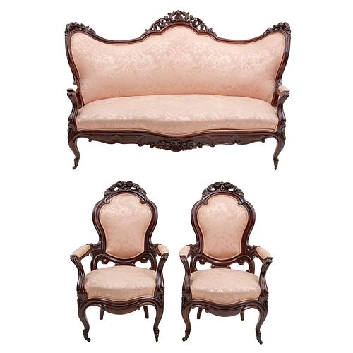 SALA. ORIGEN EUROPEO, SXX. Elaborada en madera entintada. Con tapicería de tela color rosa. Consta de par de sillones y sofá.