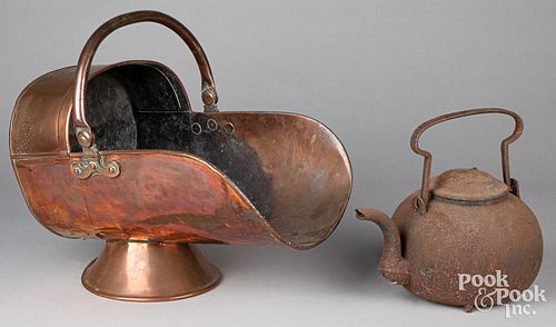 Copper skuttle, together with an iron kettle.