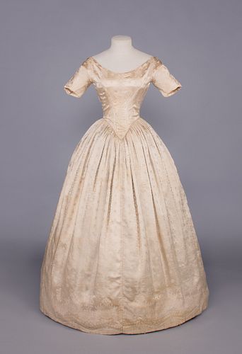 CREAM PATTERNED SILK EVENING DRESS, 1840s