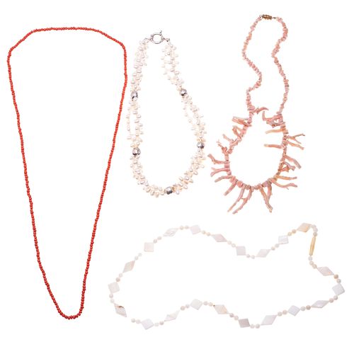 Cuatro collares de perlas, corales y madreperla con broche en plata .925. Peso: 118.2 g.