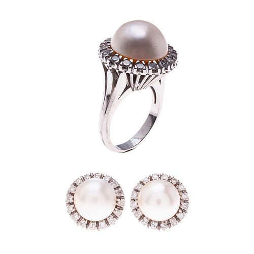 Anillo y par de aretes vintage con medias perlas y diamantes en plata paladio. 3 medias perlas cultivadas color crema de 13 mm. ...