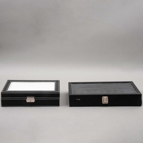 Dos estuches para relojes en vinil color negro para 12 y 18 compartimentos cada uno.