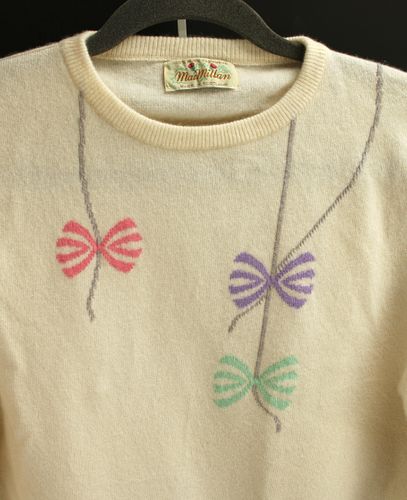 VINTAGE MACMILLAN CASHMERE SWWEATER IN BOWS DESIGN
