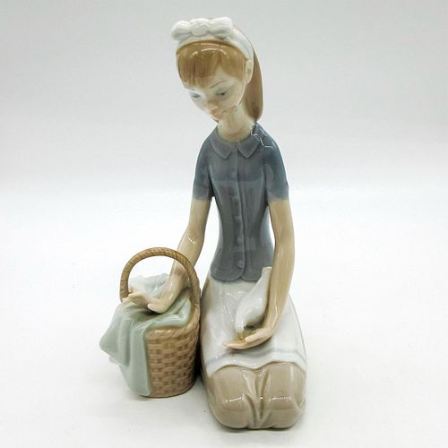 Girl With Dove 1004909 - Lladro Porcelain Figurine