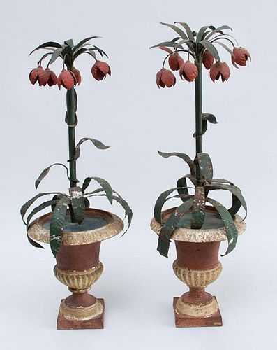 PAIR OF NEOCLASSICAL STYLE MARBLEIZED CAST-IRON URNS HOLDING TÔLE PEINTE IMPERIAL FRITILLARIA