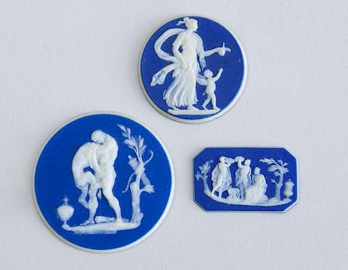 THREE WEDGWOOD BLUE JASPERWARE POTTERY SMALL MOUNTS AND A BLACK BASALTES SEATED FIGURE