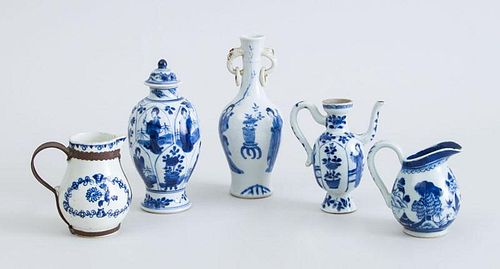 THREE CHINESE BLUE AND WHITE PORCELAIN SMALL ARTICLES, KANGXI