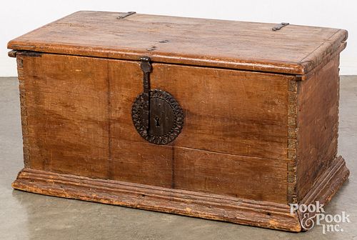 Continental pine blanket chest, 18th/19th c.