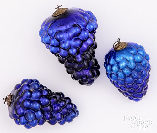 Three grape cluster Kugels