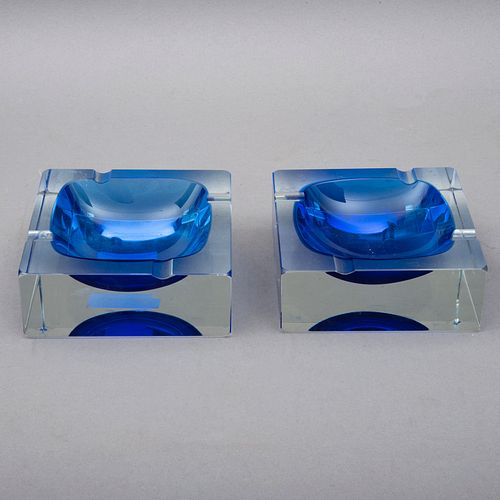 PAR DE CENICEROS. SXX. Elaborados en vidrio policromado en color azul. Ligeros detalles de conservación, desportilladuras