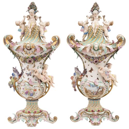 PAR DE JARRONES EUROPA, SIGLO XIX Elaborados en porcelana entintada a mano y decorada con Anteros. 130 cm de alto