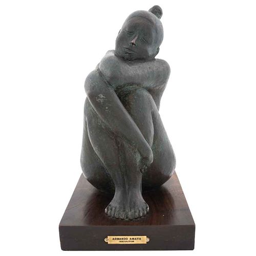 ARMANDO AMAYA, Mujer encogida, Firmada y fechada 1974, Escultura en bronce VI/VII en base de madera,30 x 17 x 21 cm totales,Certificado