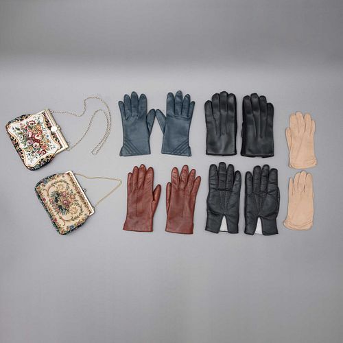 LOTE  DE BOLSOS Y GUANTES. SXX. Elaborados en piel, textil y metal. Consta de: 2 bolsos para dama, tipo petit pony y 5 pares de guantes