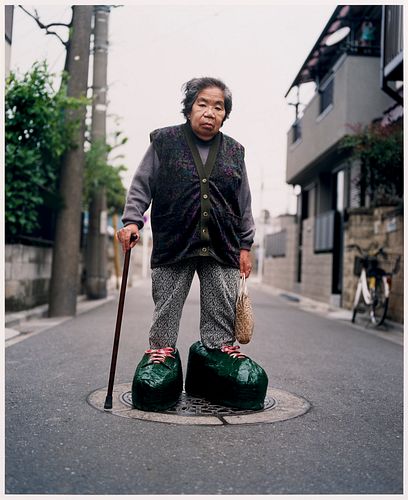 Tatsumi Orimoto Small mama and big shoes mama (Aus der Serie "Art Mama"). (1998). C-Print auf Kodak Professional. 56 x 45,5 cm. Verso mit Kugelschreib