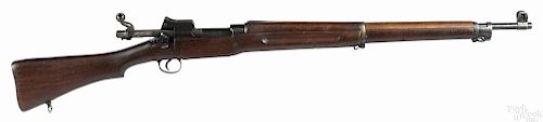 US model 1917 Remington bolt action rifle, 30.06 caliber, with a walnut stock, a blued barrel