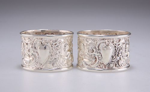 A PAIR OF EDWARDIAN SILVER NAPKIN RINGS