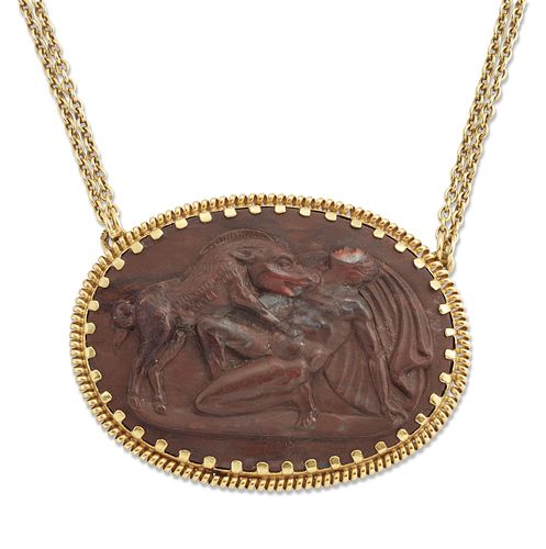 AN AGATE CAMEO PENDANT NECKLACE