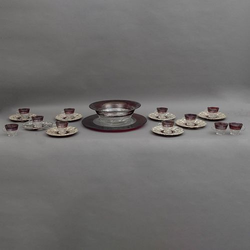 LOTE DE CRISTALERÍA. Ca. 1900. Elaborado en RUBY GLASS. Consta de: ponchera, platón, 11 tazas y 6 platos. Modelos diferentes