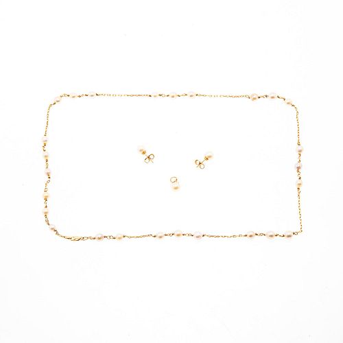 Collar, par de broqueles y pendiente con perlas en oro amarillo de 10k. 29 perlas cultivadas color crema de 5 y 6 mm. Peso: 19.3...