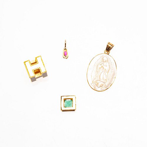 Tres pendientes y medalla con madreperlas, esmeralda y rubí en oro amarillo de 18k, 16k, 14k y metal base dorado. Imagen de la Vir...