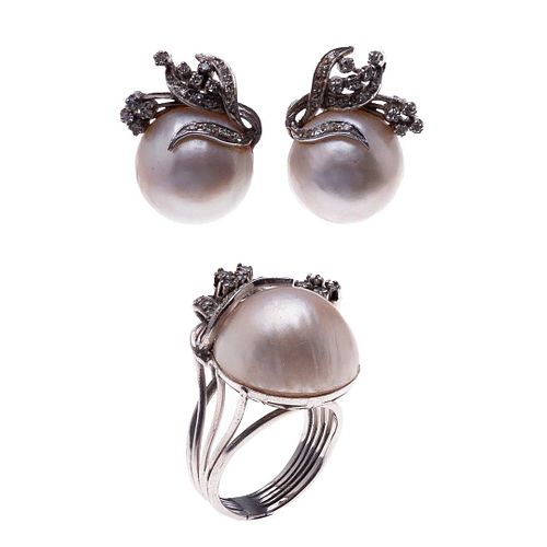 Anillo y par de aretes vintage con medias perlas cultivadas y diamantes en plata paladio. 60 diamantes corte 8 x 8. Talla: 5. ...